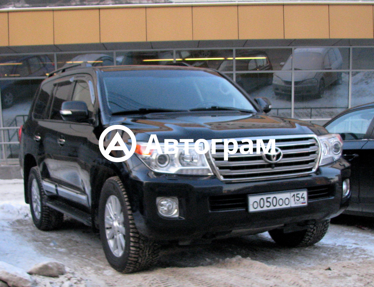 Toyota Land Cruiser 200 с мигалками